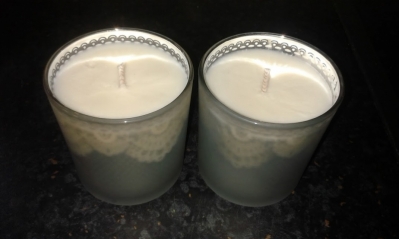 Rankų darbo natūralaus sojų pupelių vaško žvakės su EUKALIPTO eteriniu aliejumi.