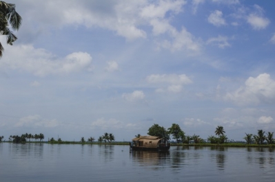 Feel the beauty and rhythm of backwaters | Kumarakom Houseboat Holidays